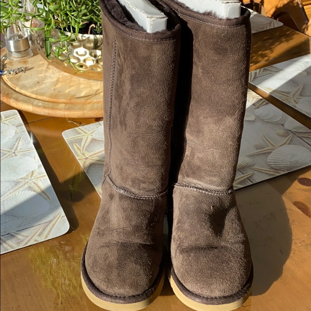Classic chocolate sheepskin lining  Good condition